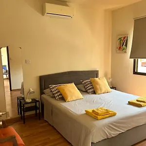 Extremely Comfy With Spacious Private Terrace 10min Walk To The & In Town בית נופש